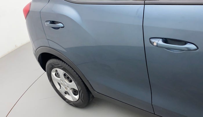 2021 Mahindra XUV300 W6 1.2 PETROL AMT, Petrol, Automatic, 29,945 km, Right rear door - Slightly dented