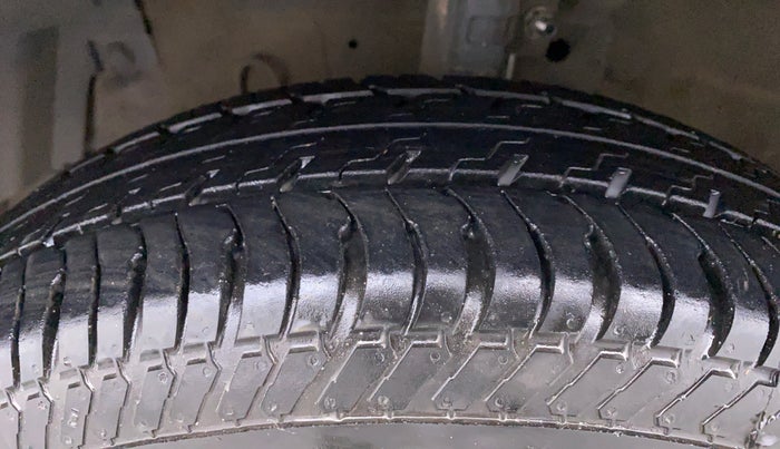 2015 Maruti Swift Dzire VXI, Petrol, Manual, 80,857 km, Left Front Tyre Tread