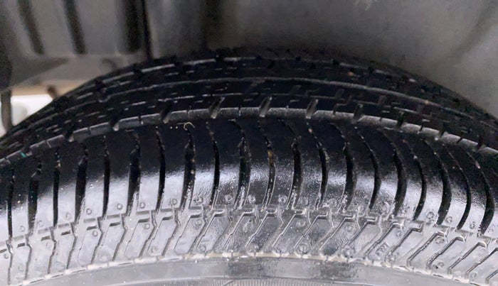 2015 Maruti Swift Dzire VXI, Petrol, Manual, 80,857 km, Right Rear Tyre Tread