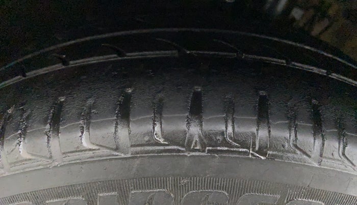 2013 Volkswagen Vento HIGHLINE DIESEL, Diesel, Manual, 74,296 km, Right Front Tyre Tread
