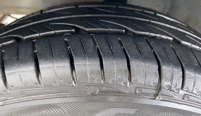 2015 Hyundai Eon D LITE PLUS, Petrol, Manual, 49,989 km, Left Front Tyre Tread