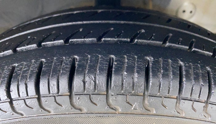 2015 Hyundai Eon D LITE PLUS, Petrol, Manual, 49,989 km, Right Front Tyre Tread