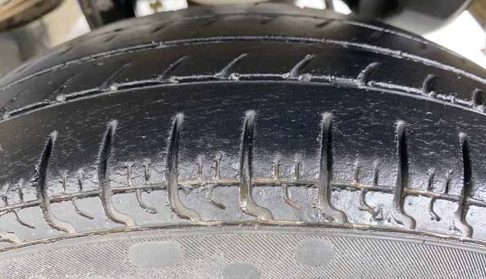 2015 Hyundai Eon D LITE PLUS, Petrol, Manual, 49,989 km, Left Rear Tyre Tread