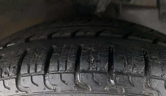 2015 Hyundai Eon MAGNA PLUS, Petrol, Manual, 79,610 km, Right Front Tyre Tread
