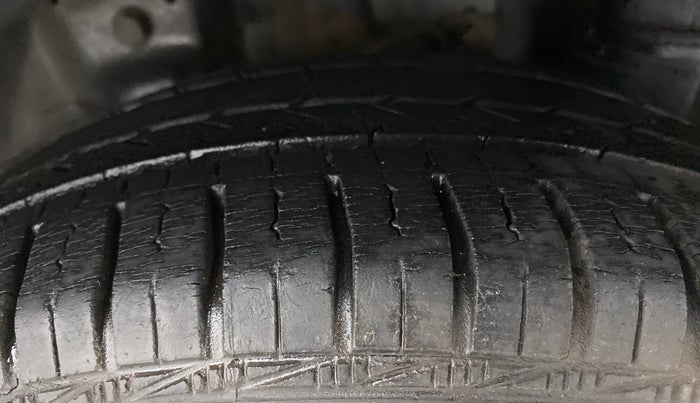 2015 Hyundai Eon MAGNA PLUS, Petrol, Manual, 79,610 km, Left Rear Tyre Tread