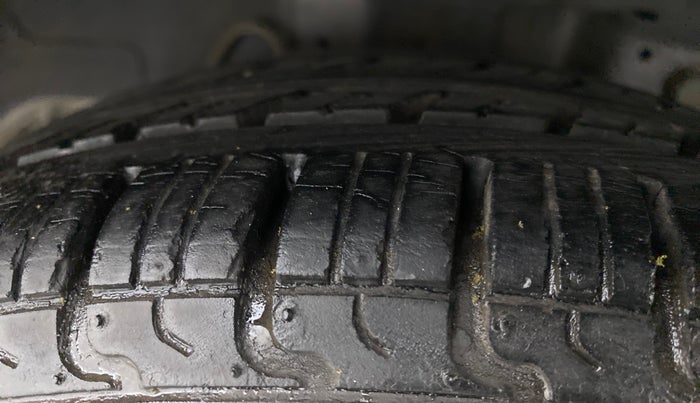 2015 Hyundai Eon MAGNA PLUS, Petrol, Manual, 79,610 km, Right Rear Tyre Tread