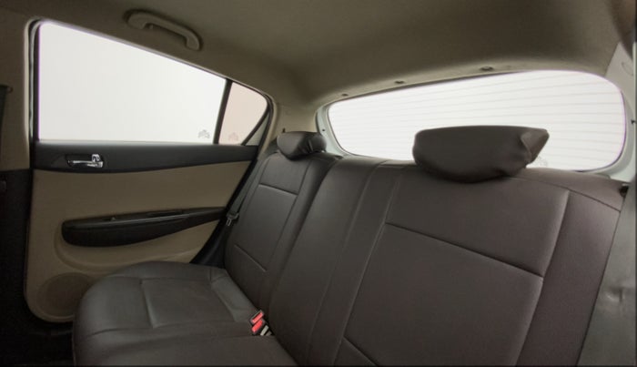2012 Hyundai i20 SPORTZ 1.2, CNG, Manual, 1,08,440 km, Right Side Rear Door Cabin