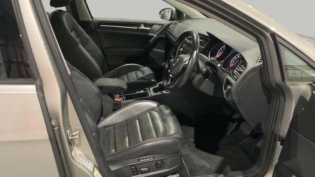 2019 Volkswagen Golf 110 Tsi Highline, Automatic, 172353 km, Right Side Front Door Cabin View