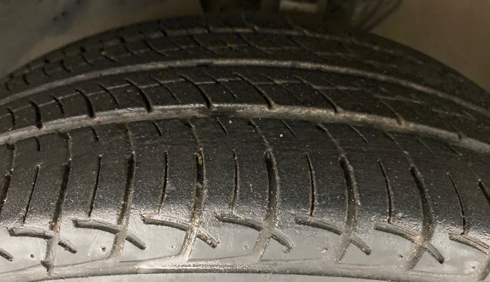 2016 Volkswagen Ameo HIGHLINE 1.2, Petrol, Manual, 31,344 km, Left Front Tyre Tread