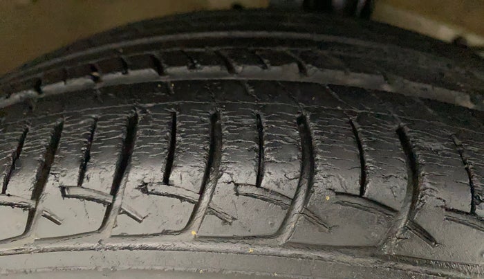 2015 Maruti Swift Dzire ZDI, Diesel, Manual, 39,142 km, Right Front Tyre Tread