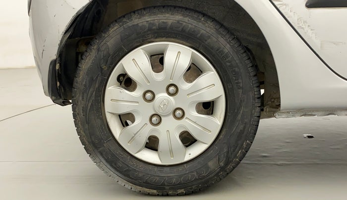 2010 Hyundai i10 MAGNA 1.2, Petrol, Manual, 1,11,237 km, Right Rear Wheel