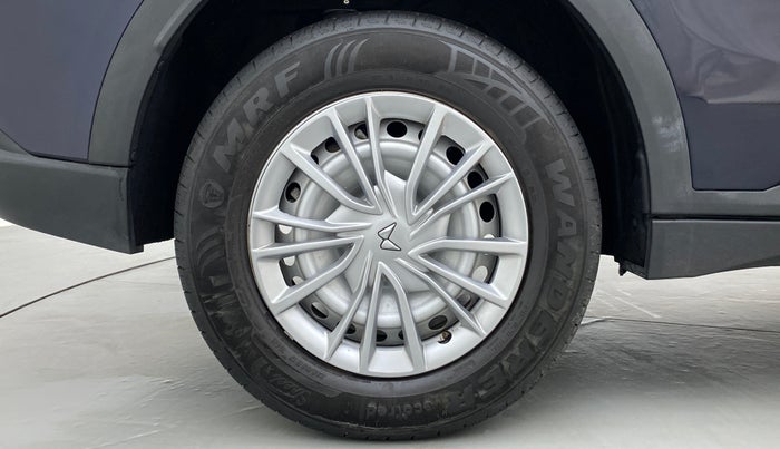 2022 Mahindra XUV700 MX D MT 5 STR, Diesel, Manual, 4,494 km, Right Rear Wheel