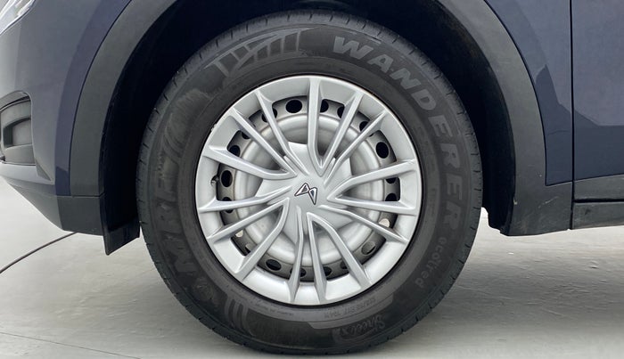 2022 Mahindra XUV700 MX D MT 5 STR, Diesel, Manual, 4,494 km, Left Front Wheel
