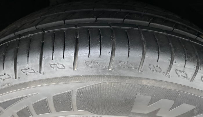 2022 Mahindra XUV700 MX D MT 5 STR, Diesel, Manual, 4,494 km, Right Front Tyre Tread