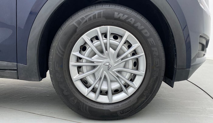 2022 Mahindra XUV700 MX D MT 5 STR, Diesel, Manual, 4,494 km, Right Front Wheel