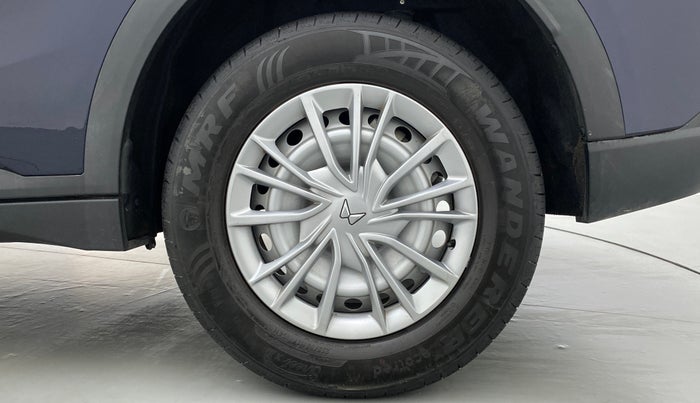 2022 Mahindra XUV700 MX D MT 5 STR, Diesel, Manual, 4,494 km, Left Rear Wheel