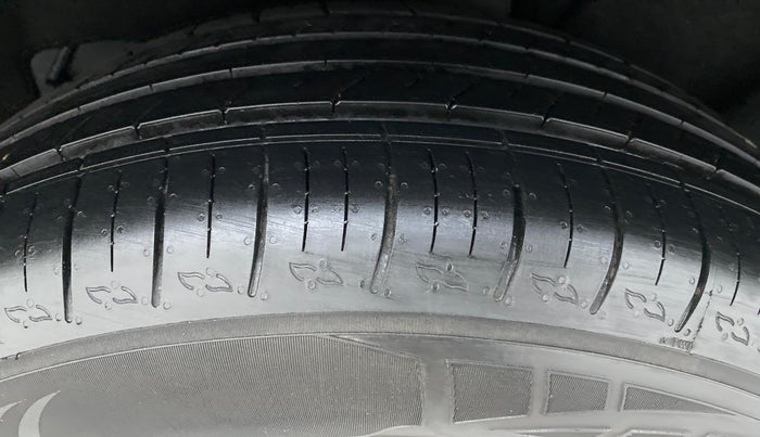 2022 Mahindra XUV700 MX D MT 5 STR, Diesel, Manual, 4,494 km, Left Rear Tyre Tread
