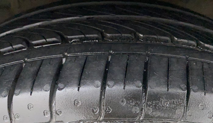 2017 Maruti Baleno DELTA PETROL 1.2, Petrol, Manual, 78,057 km, Right Front Tyre Tread