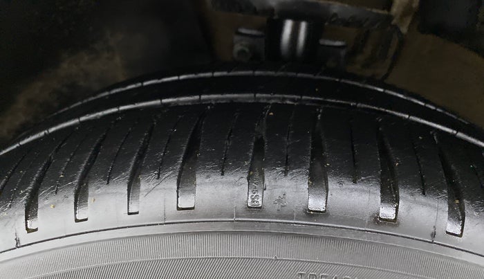 2017 Volkswagen Ameo HIGHLINE1.5L, Diesel, Manual, 82,864 km, Left Front Tyre Tread