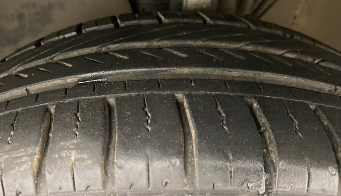 2016 Volkswagen Ameo HIGHLINE 1.2, Petrol, Manual, 55,350 km, Left Front Tyre Tread