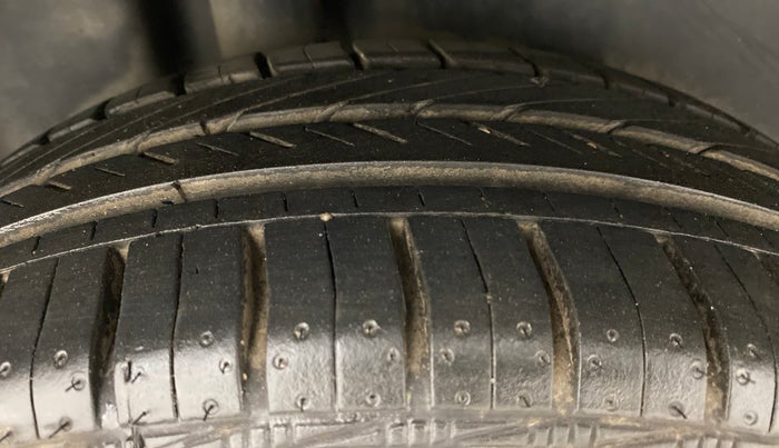 2016 Volkswagen Ameo HIGHLINE 1.2, Petrol, Manual, 55,350 km, Right Rear Tyre Tread