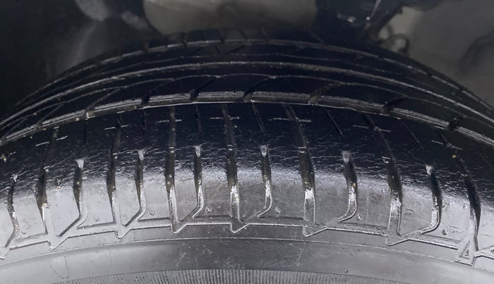 2017 Hyundai Elite i20 ASTA 1.2 (O), Petrol, Manual, 17,988 km, Left Front Tyre Tread
