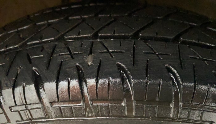 2011 Maruti Swift VXI, Petrol, Manual, 46,265 km, Right Front Tyre Tread