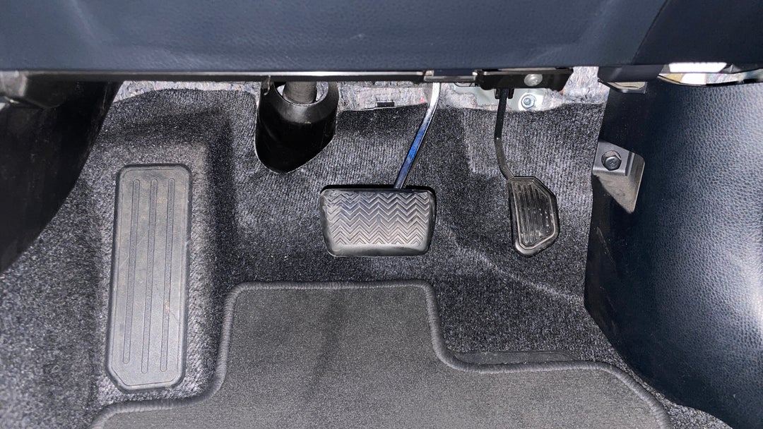 2017 Toyota RAV4 Cruiser (4x4), Automatic, 74102 km, Pedals and Footmat