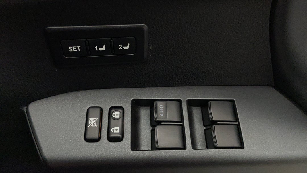 2017 Toyota RAV4 Cruiser (4x4), Automatic, 74102 km, Drivers Side Door Panel Controls