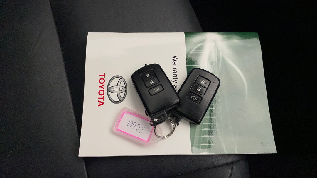 2017 Toyota RAV4 Cruiser (4x4), Automatic, 74102 km, Key Close-up