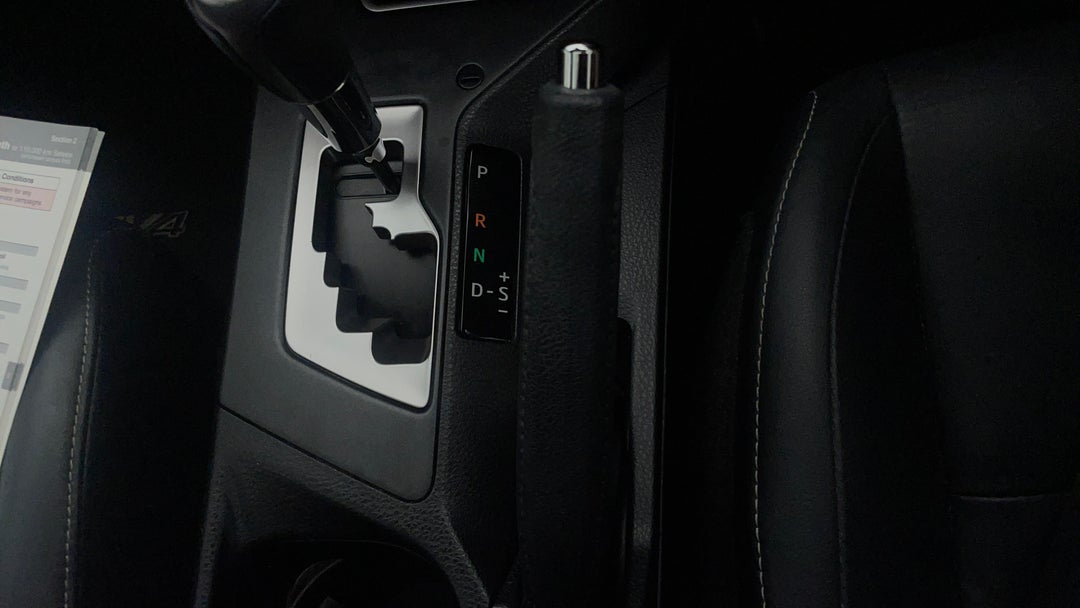 2017 Toyota RAV4 Cruiser (4x4), Automatic, 74102 km, Handbrake