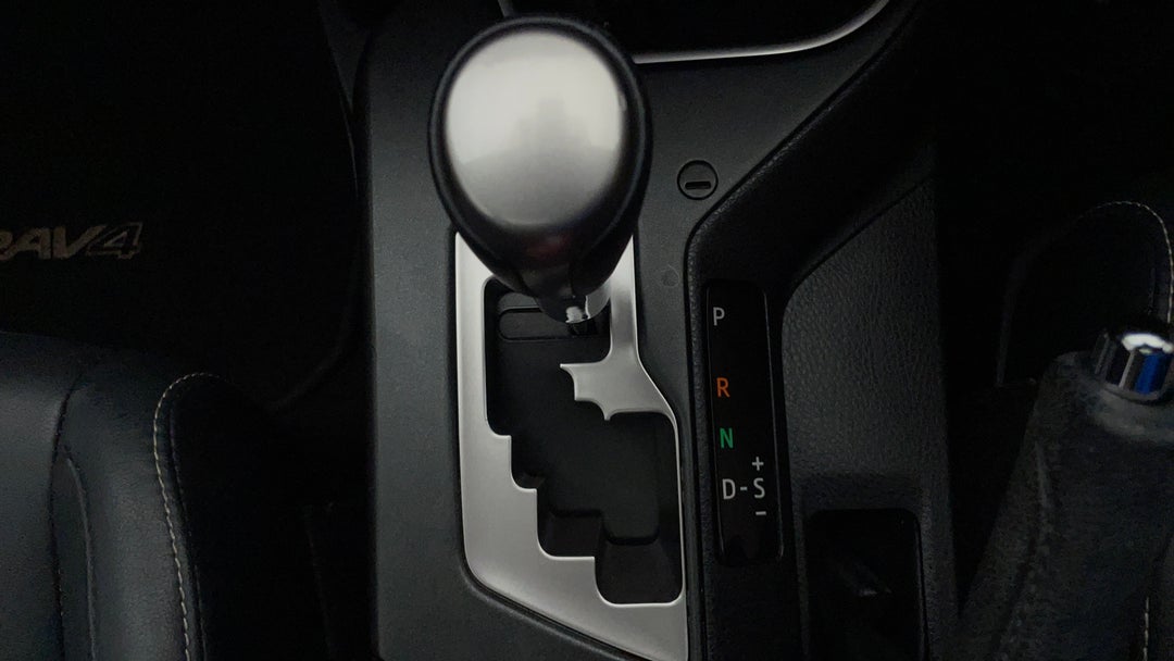 2017 Toyota RAV4 Cruiser (4x4), Automatic, 74102 km, Gear Lever 