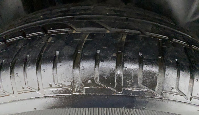 2014 Volkswagen Vento HIGHLINE PETROL, Petrol, Manual, 83,510 km, Left Front Tyre Tread