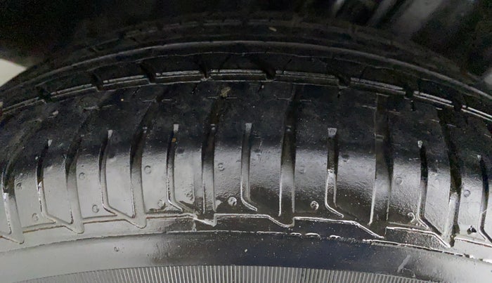 2014 Volkswagen Vento HIGHLINE PETROL, Petrol, Manual, 83,510 km, Right Rear Tyre Tread