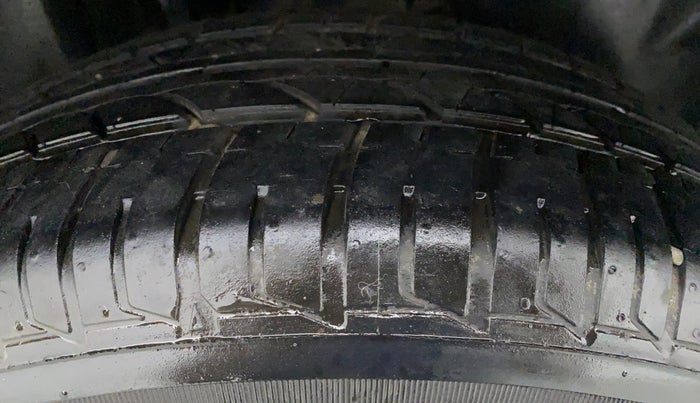 2014 Volkswagen Vento HIGHLINE PETROL, Petrol, Manual, 83,510 km, Right Front Tyre Tread