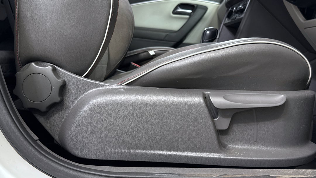 2016 Volkswagen Polo 81 Tsi Comfortline, Automatic, 68611 km, Drivers Side Adjustment Panel