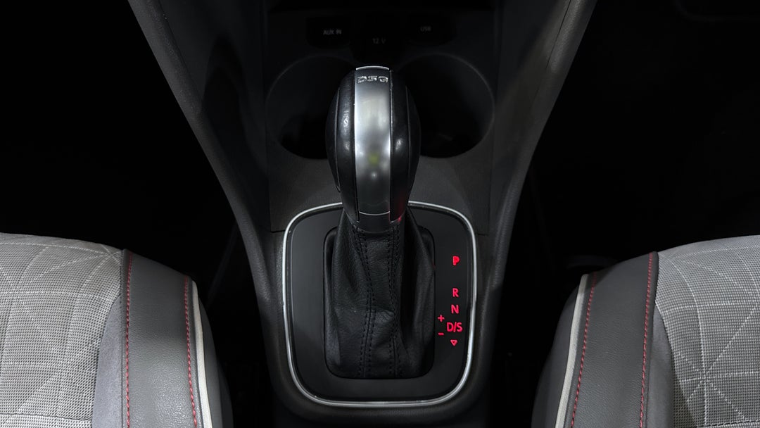 2016 Volkswagen Polo 81 Tsi Comfortline, Automatic, 68611 km, Gear Lever 