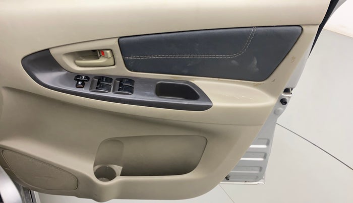 2012 Toyota Innova 2.5 GX 8 STR, Diesel, Manual, 1,18,307 km, Driver Side Door Panels Control