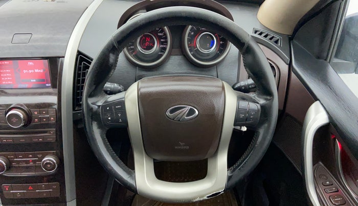 2015 Mahindra XUV500 W8 FWD, Diesel, Manual, 1,18,491 km, Steering Wheel Close Up