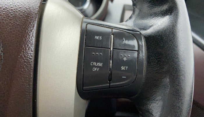 2015 Mahindra XUV500 W8 FWD, Diesel, Manual, 1,18,491 km, Adaptive Cruise Control