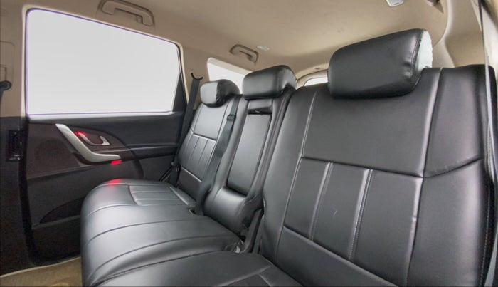 2015 Mahindra XUV500 W8 FWD, Diesel, Manual, 1,18,491 km, Right Side Rear Door Cabin