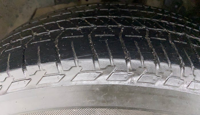 2015 Mahindra XUV500 W8 FWD, Diesel, Manual, 1,18,491 km, Left Front Tyre Tread