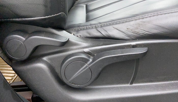 2015 Mahindra XUV500 W8 FWD, Diesel, Manual, 1,18,491 km, Driver Side Adjustment Panel