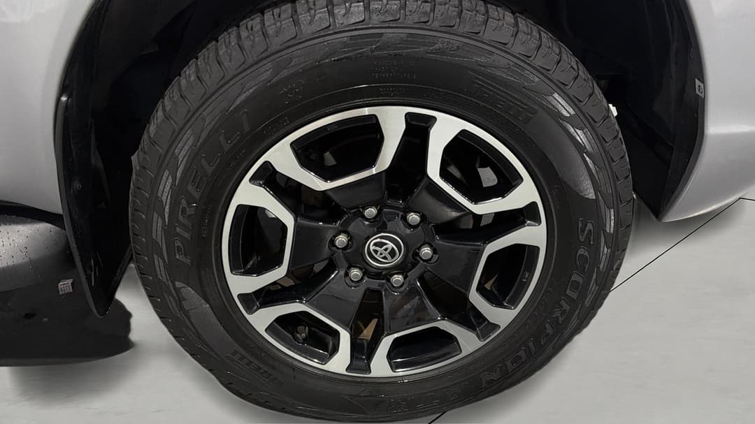 2021 Toyota Hilux Sr5 (4x4), Automatic, 80867 km, Right Front Wheel