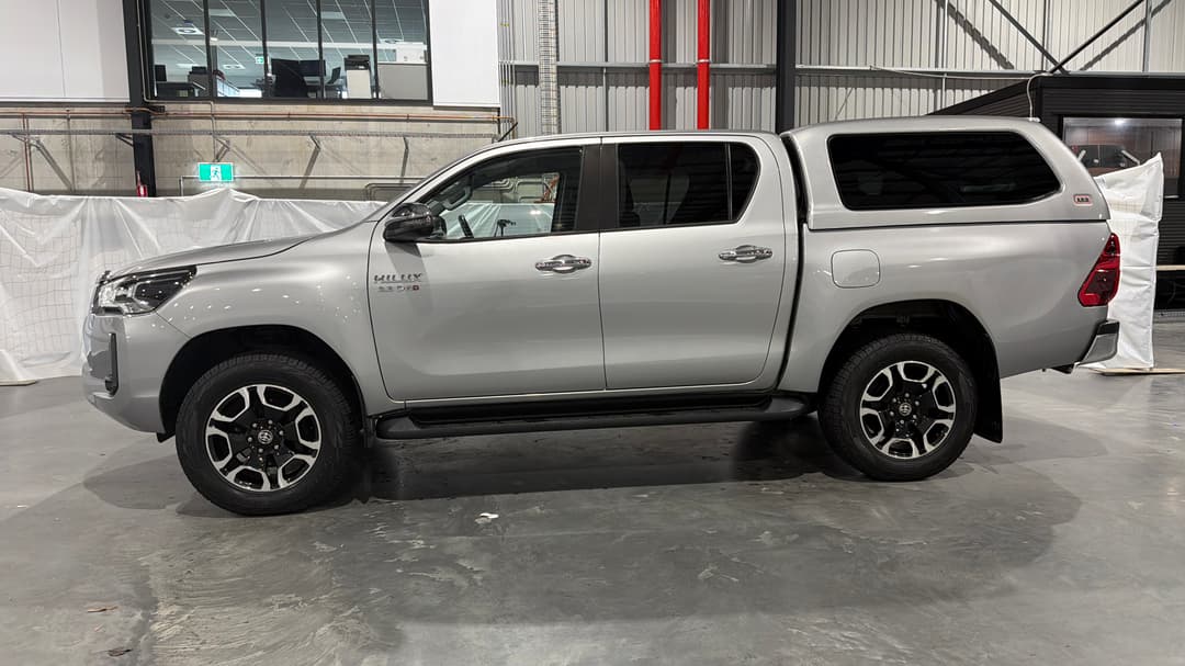 2021 Toyota Hilux Sr5 (4x4), Automatic, 80867 km, Left Side View