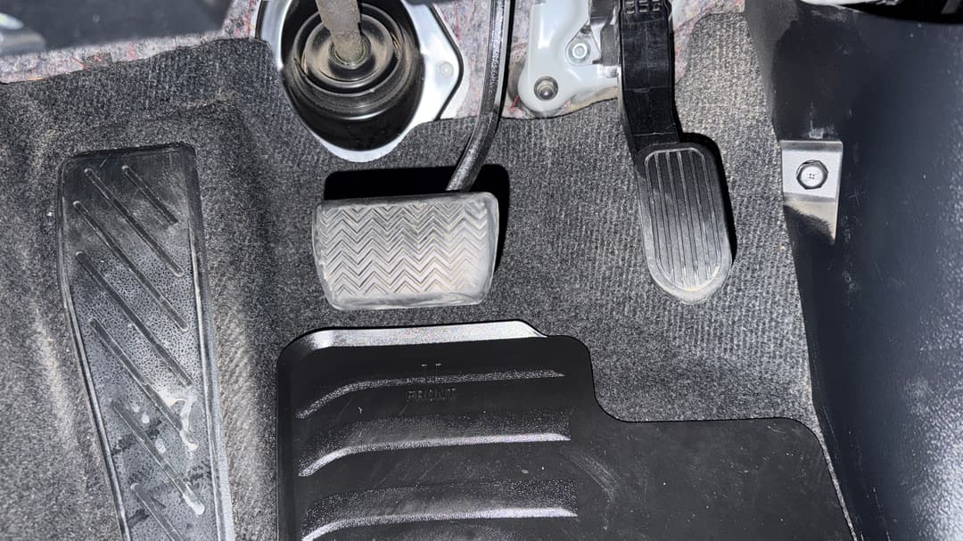 2021 Toyota Hilux Sr5 (4x4), Automatic, 80867 km, Pedals and Footmat