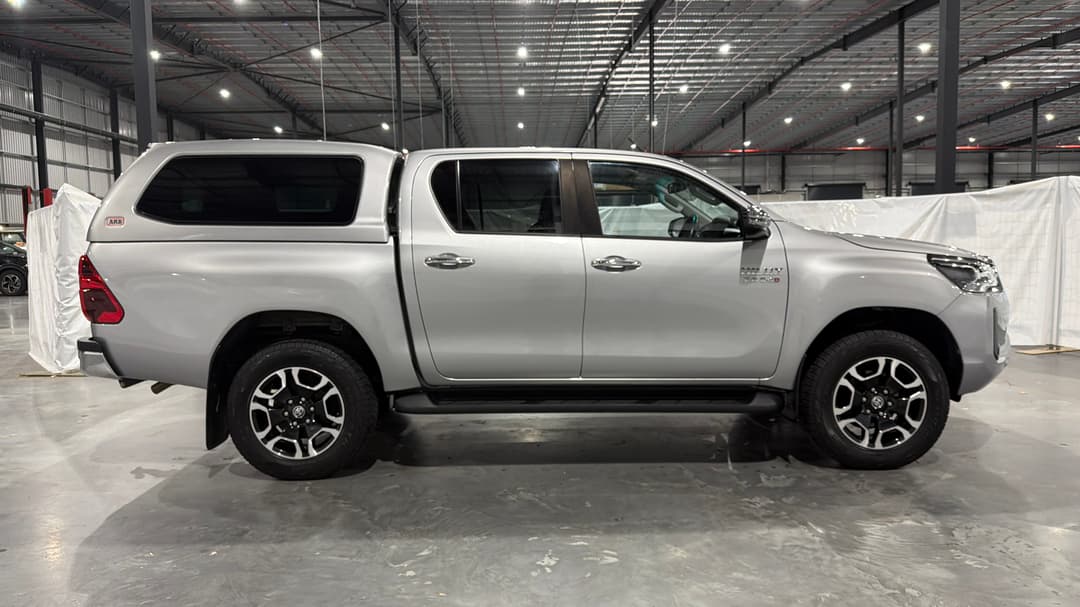 2021 Toyota Hilux Sr5 (4x4), Automatic, 80867 km, Right Side View
