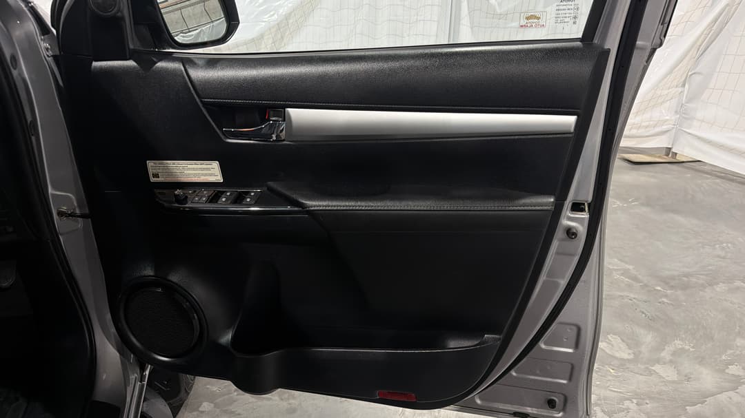 2021 Toyota Hilux Sr5 (4x4), Automatic, 80867 km, Speaker View