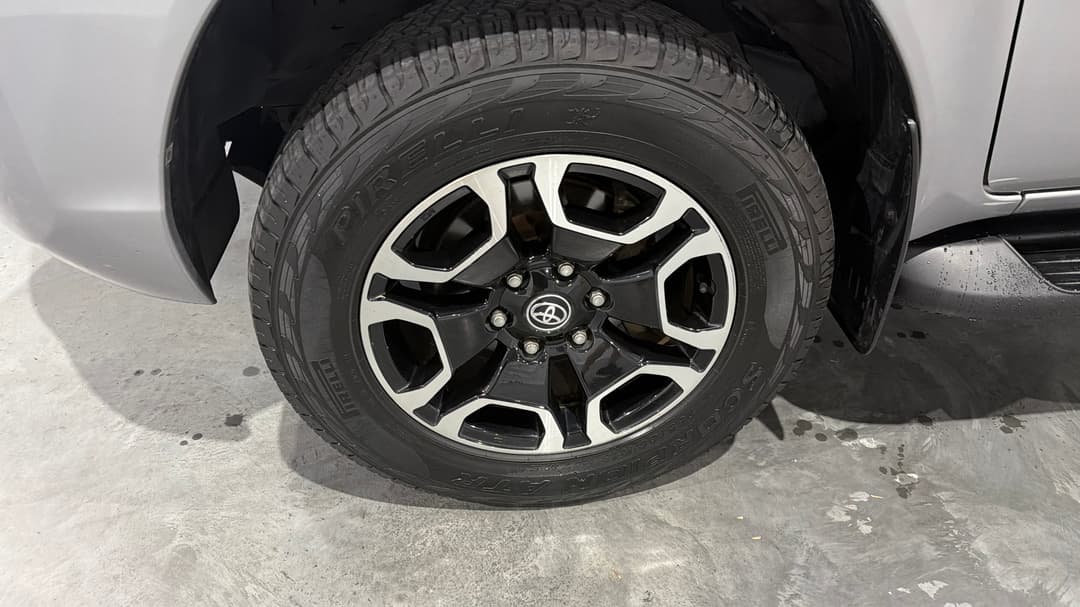 2021 Toyota Hilux Sr5 (4x4), Automatic, 80867 km, Left Front Wheel