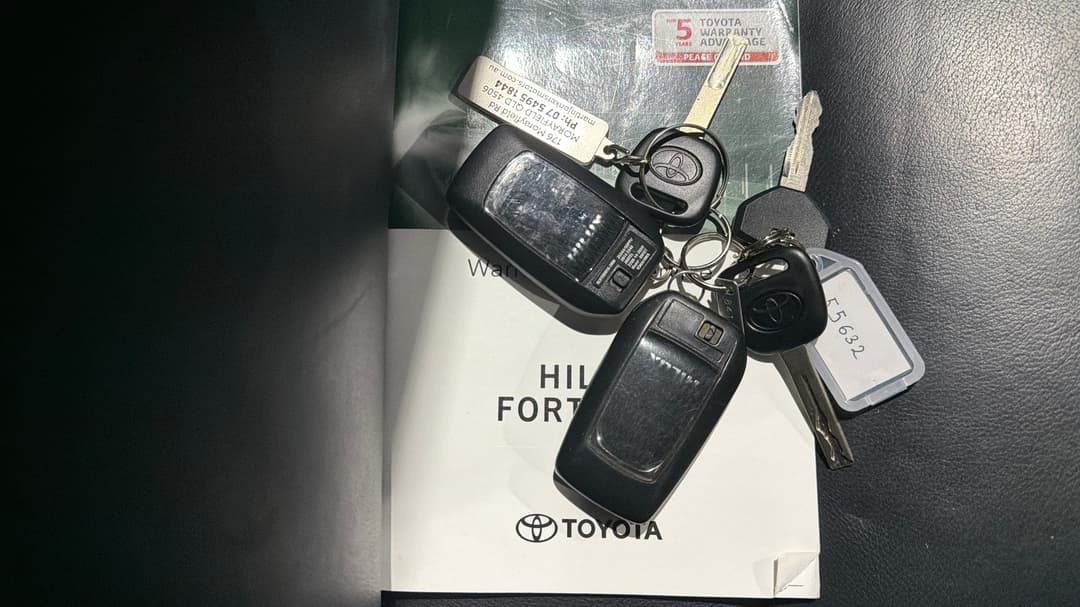 2021 Toyota Hilux Sr5 (4x4), Automatic, 80867 km, Key Close-up